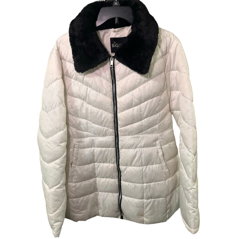 BigChill Women’s White Puffer coat with black fur collar size XL. Light weight.